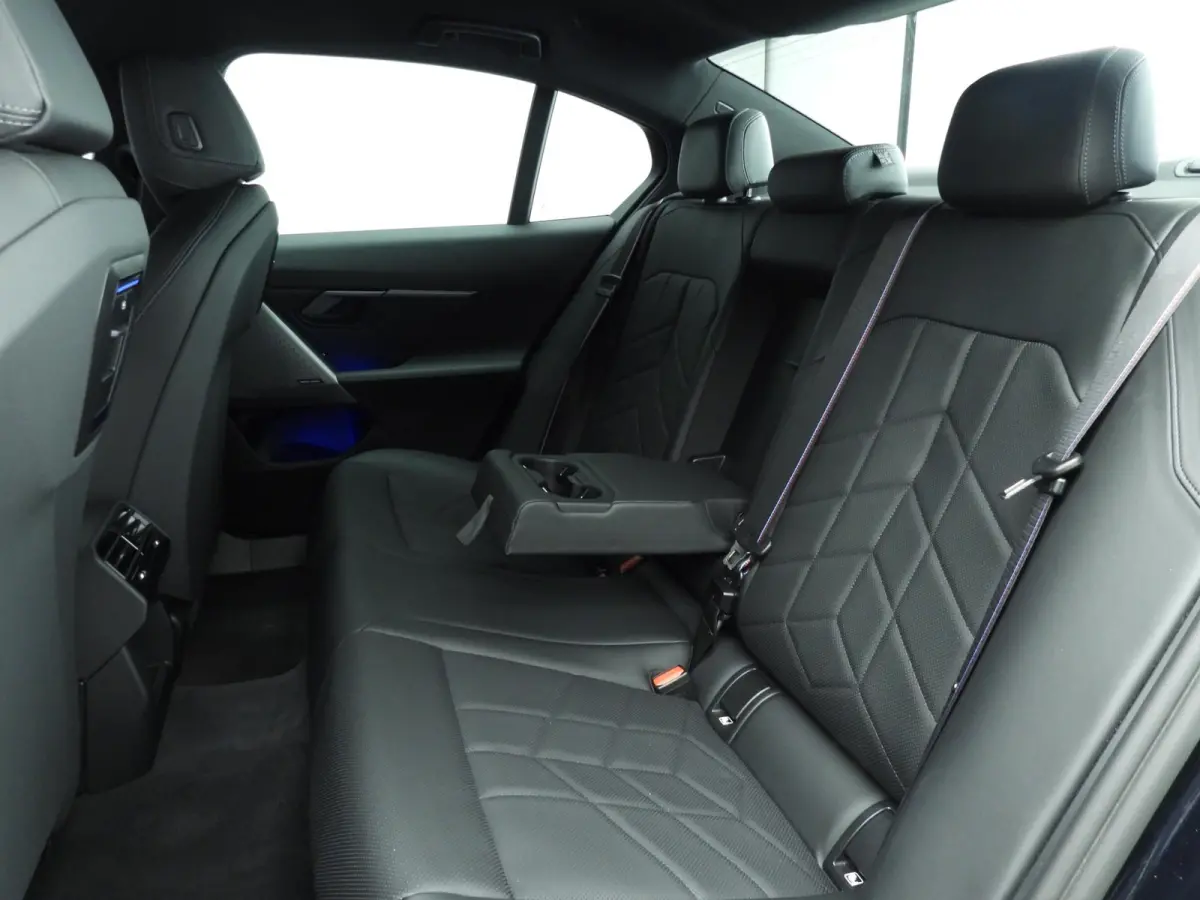 550e xDrive M-Sportpakket Pro | LED | HUD | Adaptief onderstel | Achterasbesturing | Active Cruise  | Harman-Kardon Sound | 360 Camera | Alu wielen 20 inch
