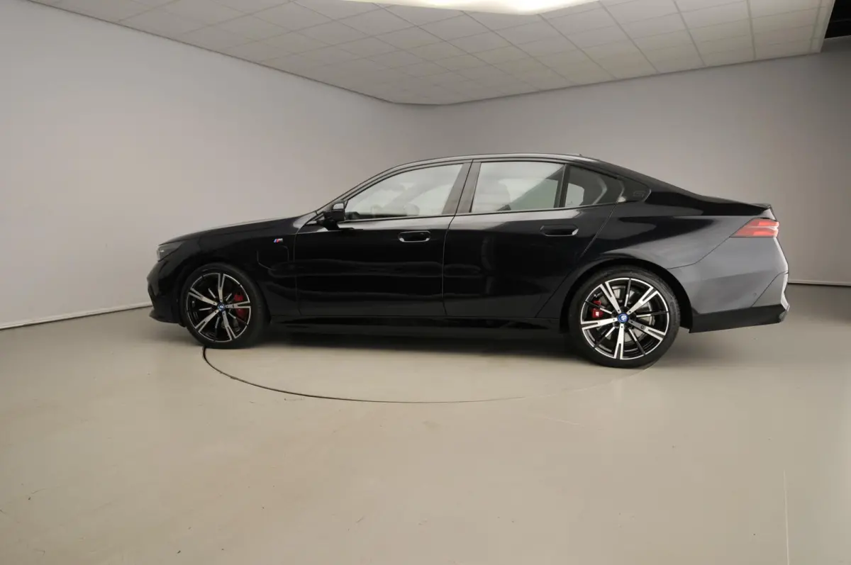 550e xDrive M-Sportpakket Pro | LED | HUD | Adaptief onderstel | Achterasbesturing | Active Cruise  | Harman-Kardon Sound | 360 Camera | Alu wielen 20 inch