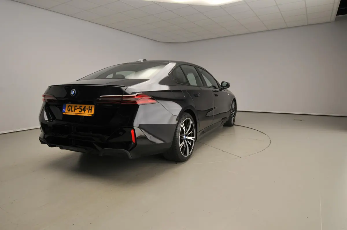 550e xDrive M-Sportpakket Pro | LED | HUD | Adaptief onderstel | Achterasbesturing | Active Cruise  | Harman-Kardon Sound | 360 Camera | Alu wielen 20 inch