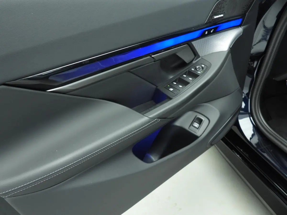 550e xDrive M-Sportpakket Pro | LED | HUD | Adaptief onderstel | Achterasbesturing | Active Cruise  | Harman-Kardon Sound | 360 Camera | Alu wielen 20 inch