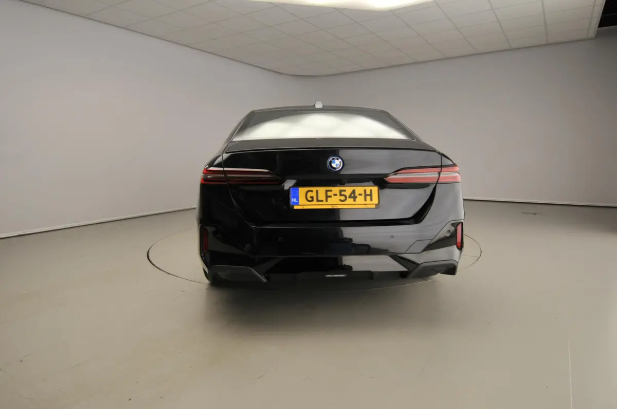 550e xDrive M-Sportpakket Pro | LED | HUD | Adaptief onderstel | Achterasbesturing | Active Cruise  | Harman-Kardon Sound | 360 Camera | Alu wielen 20 inch