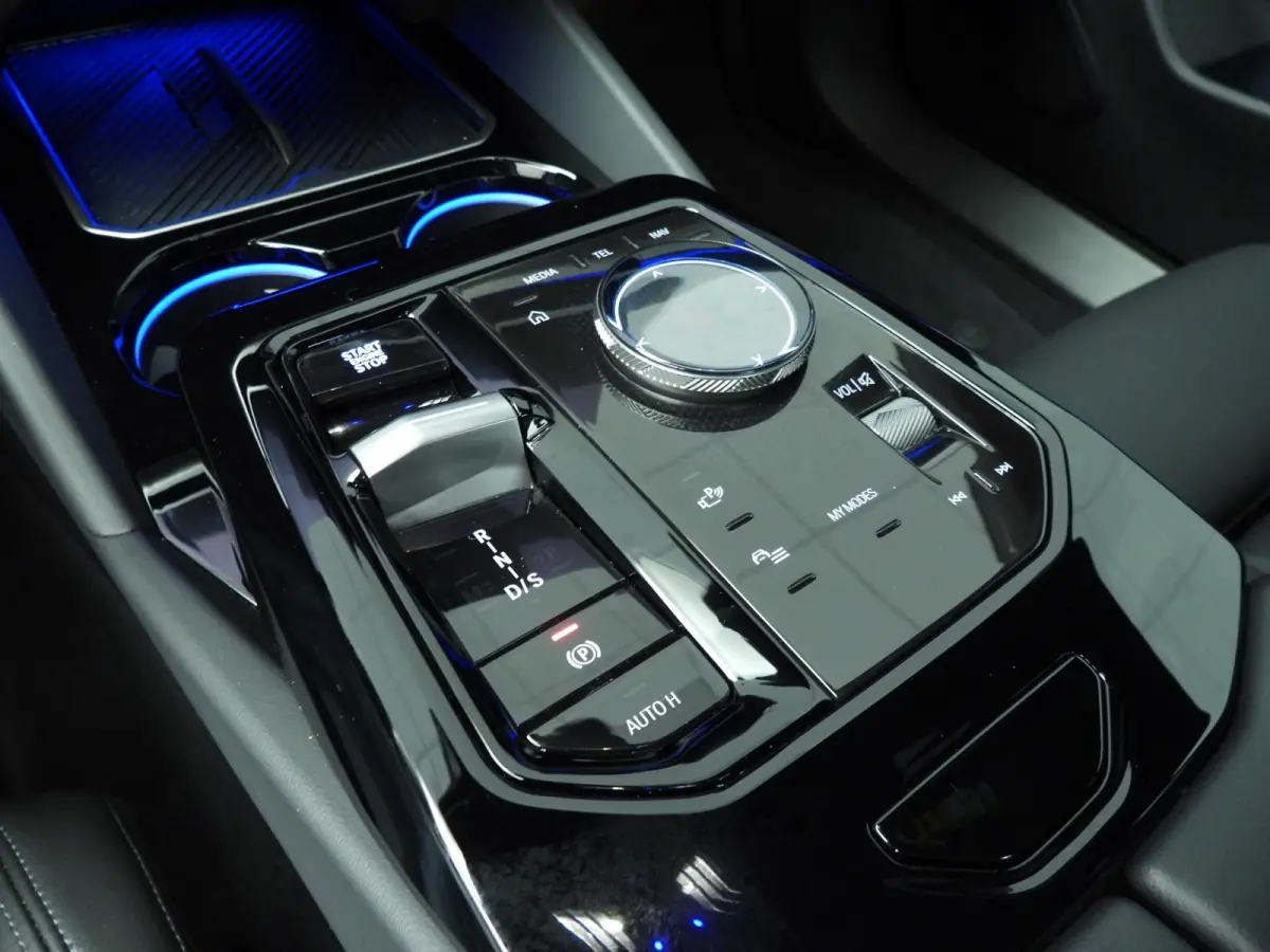 550e xDrive M-Sportpakket Pro | LED | HUD | Adaptief onderstel | Achterasbesturing | Active Cruise  | Harman-Kardon Sound | 360 Camera | Alu wielen 20 inch