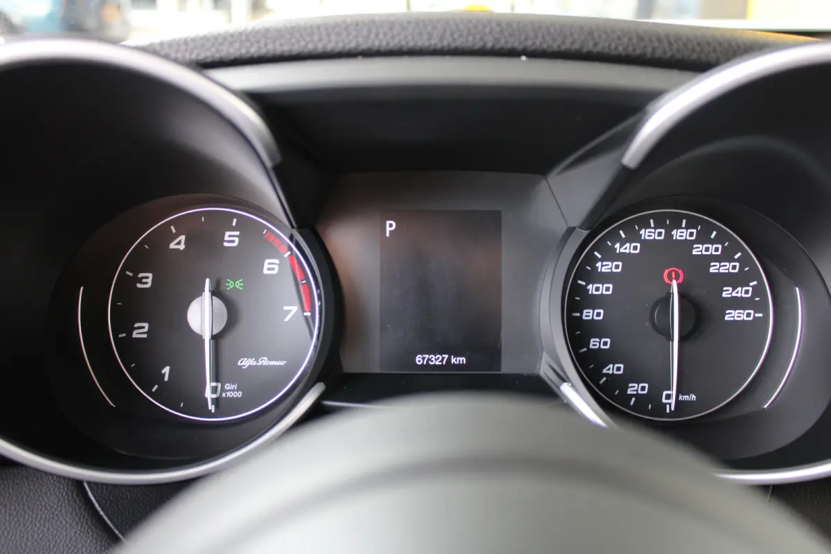 2.0T | 19` lichtmetalen velgen | Climate control | Keyless start | Cruise control