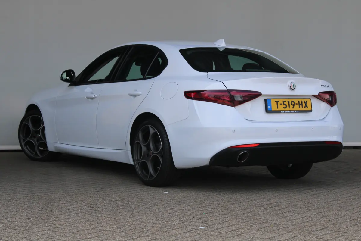 2.0T | 19` lichtmetalen velgen | Climate control | Keyless start | Cruise control