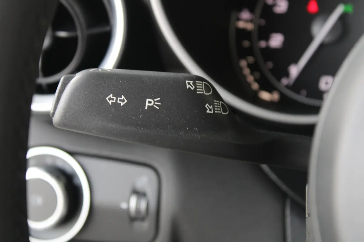 2.0T | 19` lichtmetalen velgen | Climate control | Keyless start | Cruise control