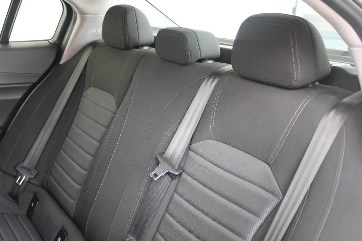 2.0T | 19` lichtmetalen velgen | Climate control | Keyless start | Cruise control