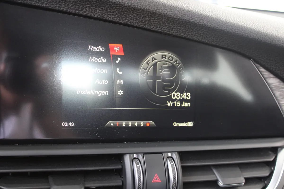 2.0T | 19` lichtmetalen velgen | Climate control | Keyless start | Cruise control