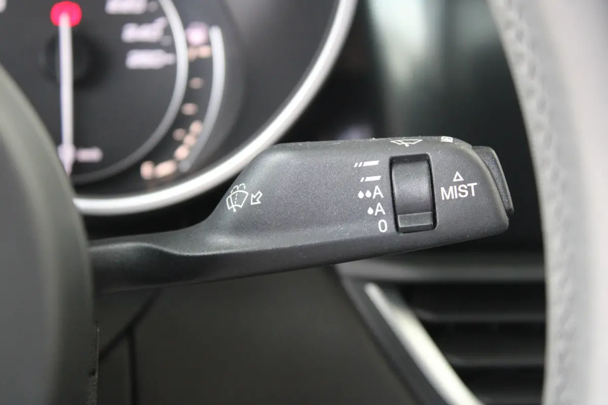 2.0T | 19` lichtmetalen velgen | Climate control | Keyless start | Cruise control