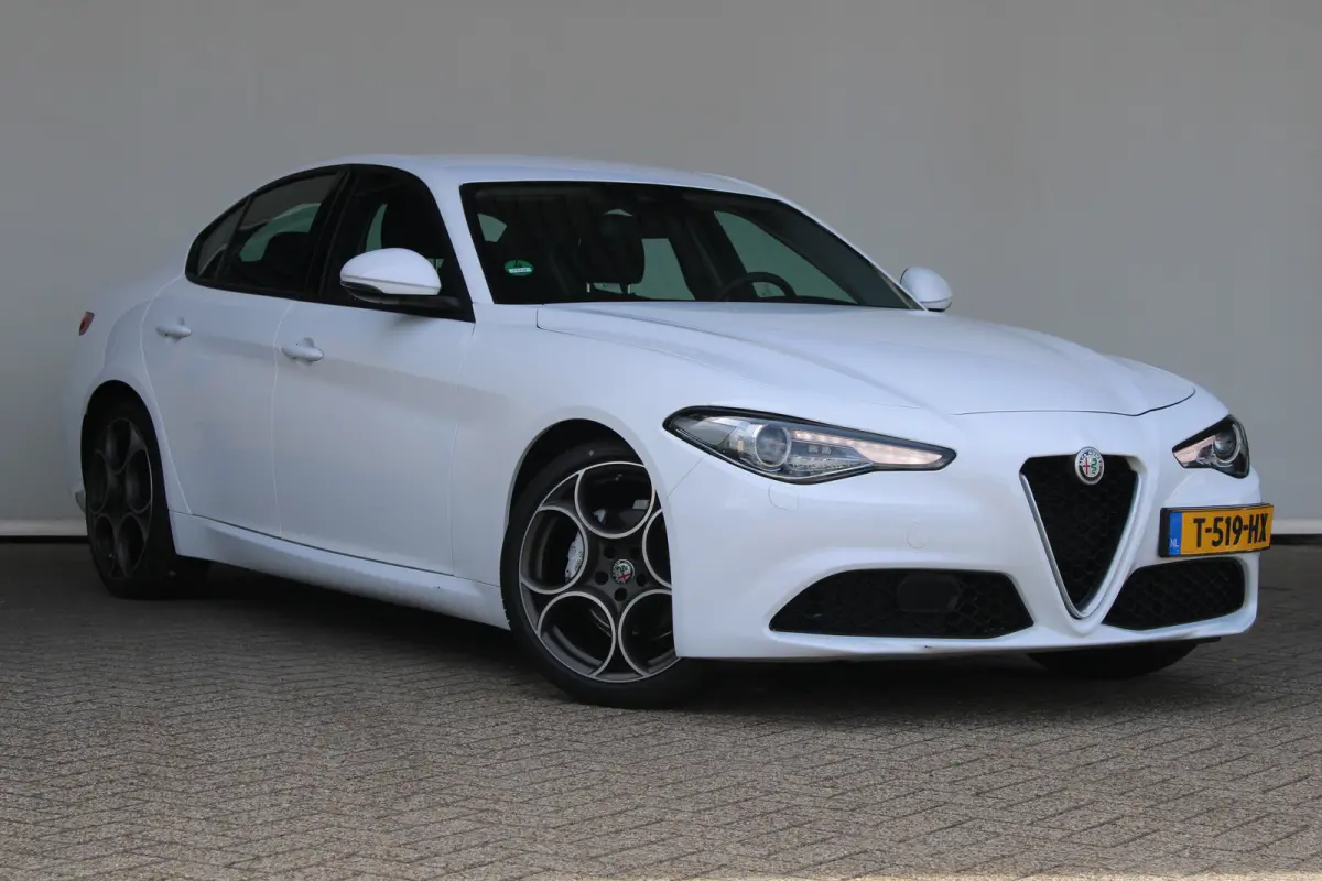 2.0T | 19` lichtmetalen velgen | Climate control | Keyless start | Cruise control