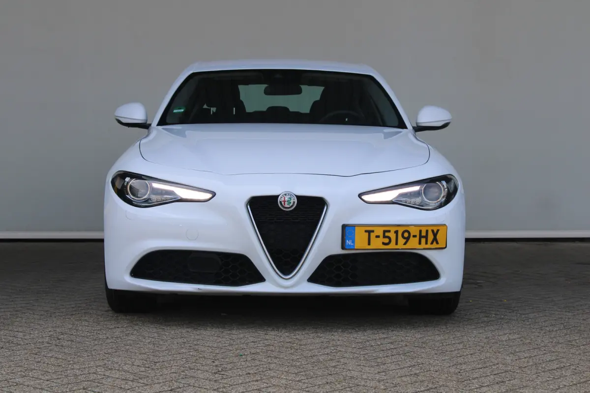 2.0T | 19` lichtmetalen velgen | Climate control | Keyless start | Cruise control