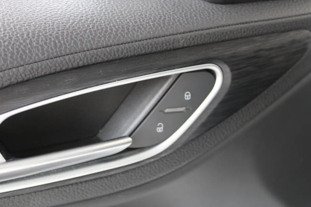 2.0T | 19` lichtmetalen velgen | Climate control | Keyless start | Cruise control