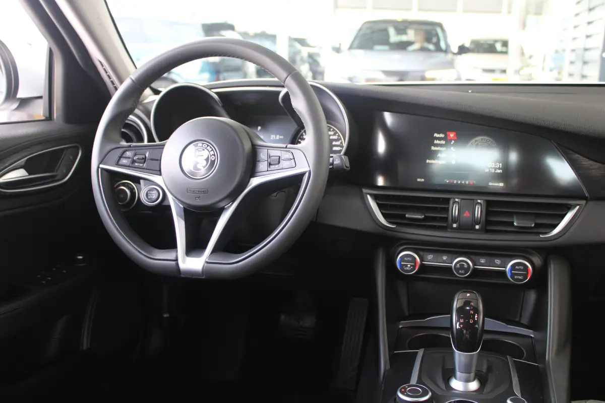 2.0T | 19` lichtmetalen velgen | Climate control | Keyless start | Cruise control