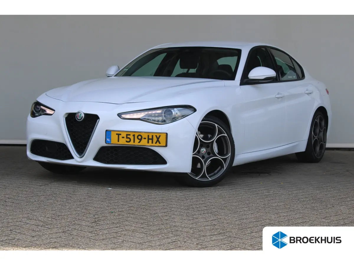 2.0T | 19` lichtmetalen velgen | Climate control | Keyless start | Cruise control
