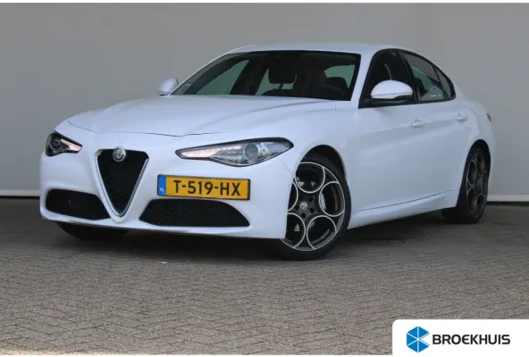 2.0T | 19` lichtmetalen velgen | Climate control | Keyless start | Cruise control