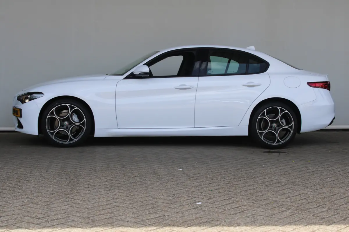 2.0T | 19` lichtmetalen velgen | Climate control | Keyless start | Cruise control