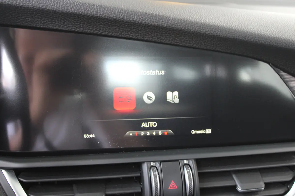 2.0T | 19` lichtmetalen velgen | Climate control | Keyless start | Cruise control