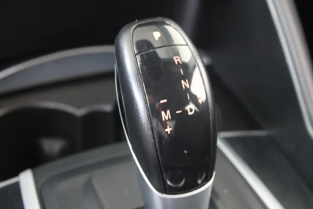 2.0T | 19` lichtmetalen velgen | Climate control | Keyless start | Cruise control