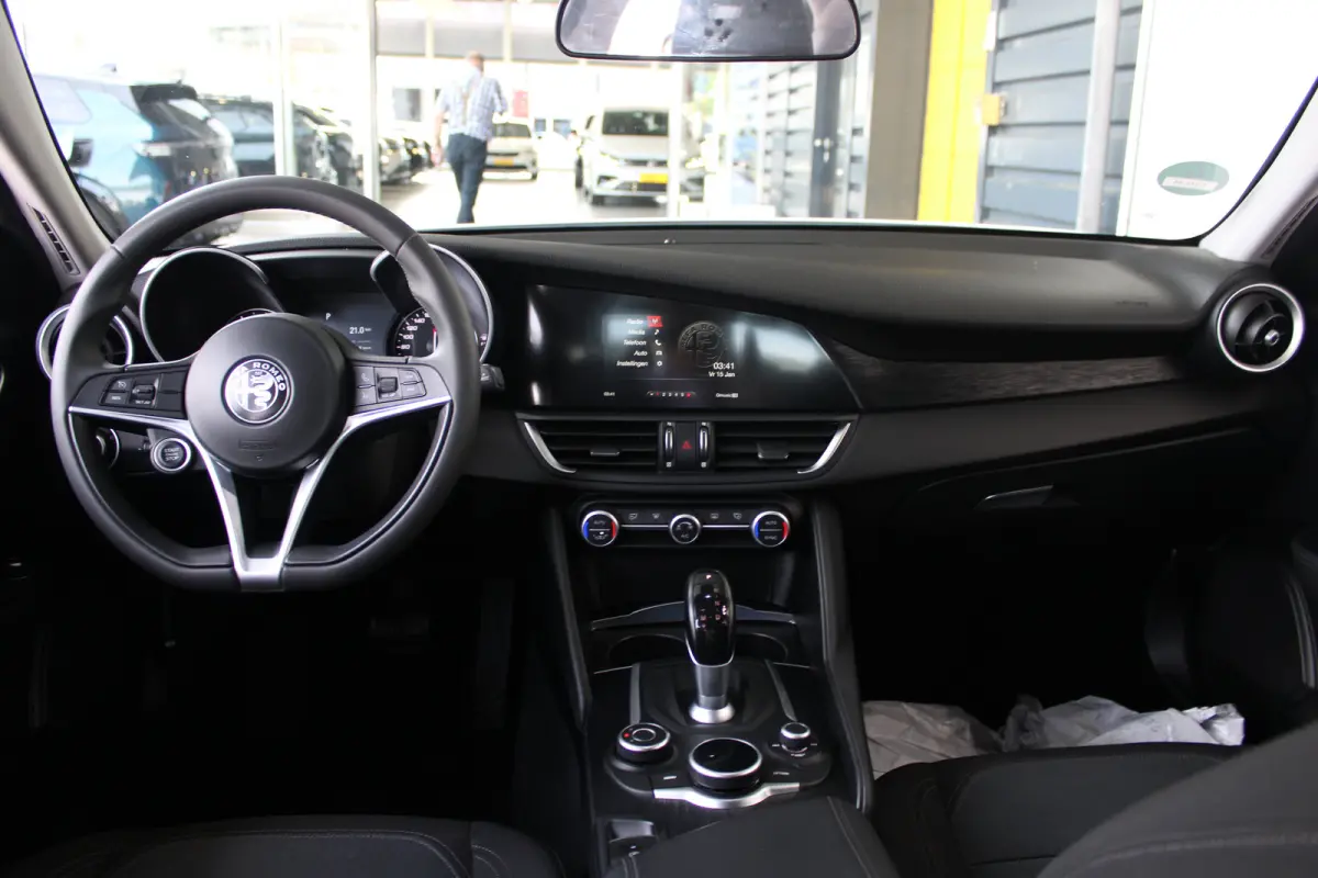 2.0T | 19` lichtmetalen velgen | Climate control | Keyless start | Cruise control
