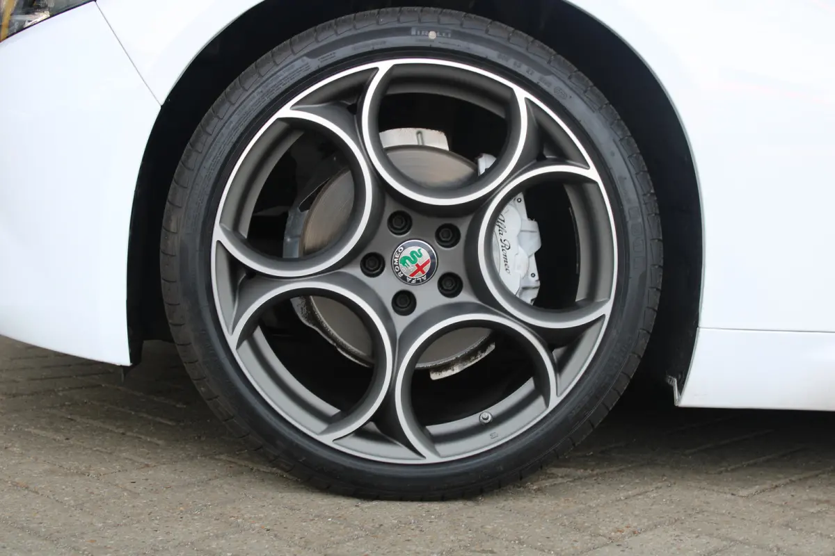 2.0T | 19` lichtmetalen velgen | Climate control | Keyless start | Cruise control