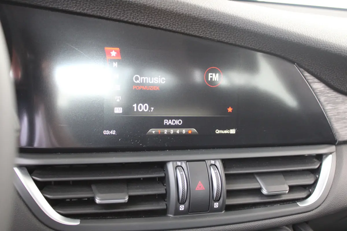 2.0T | 19` lichtmetalen velgen | Climate control | Keyless start | Cruise control
