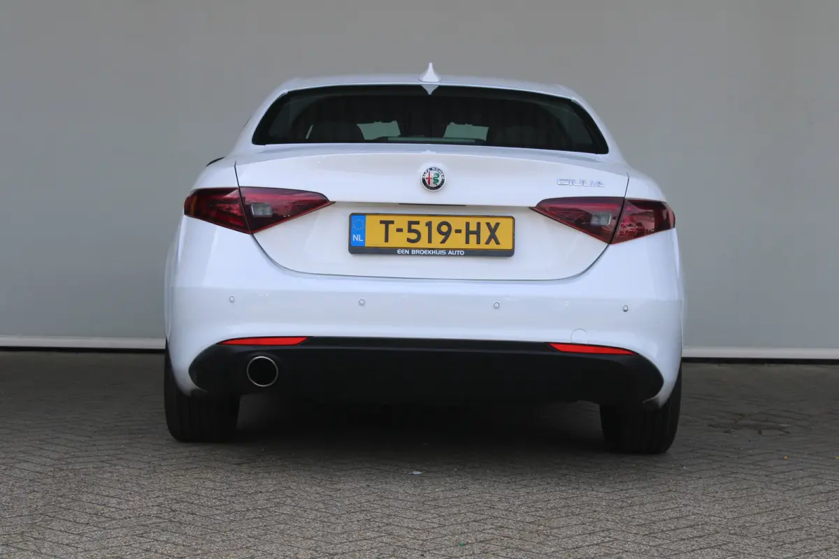 2.0T | 19` lichtmetalen velgen | Climate control | Keyless start | Cruise control