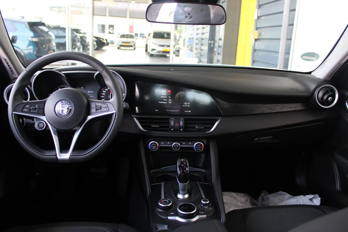 2.0T | 19` lichtmetalen velgen | Climate control | Keyless start | Cruise control