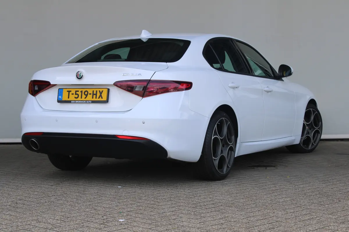 2.0T | 19` lichtmetalen velgen | Climate control | Keyless start | Cruise control