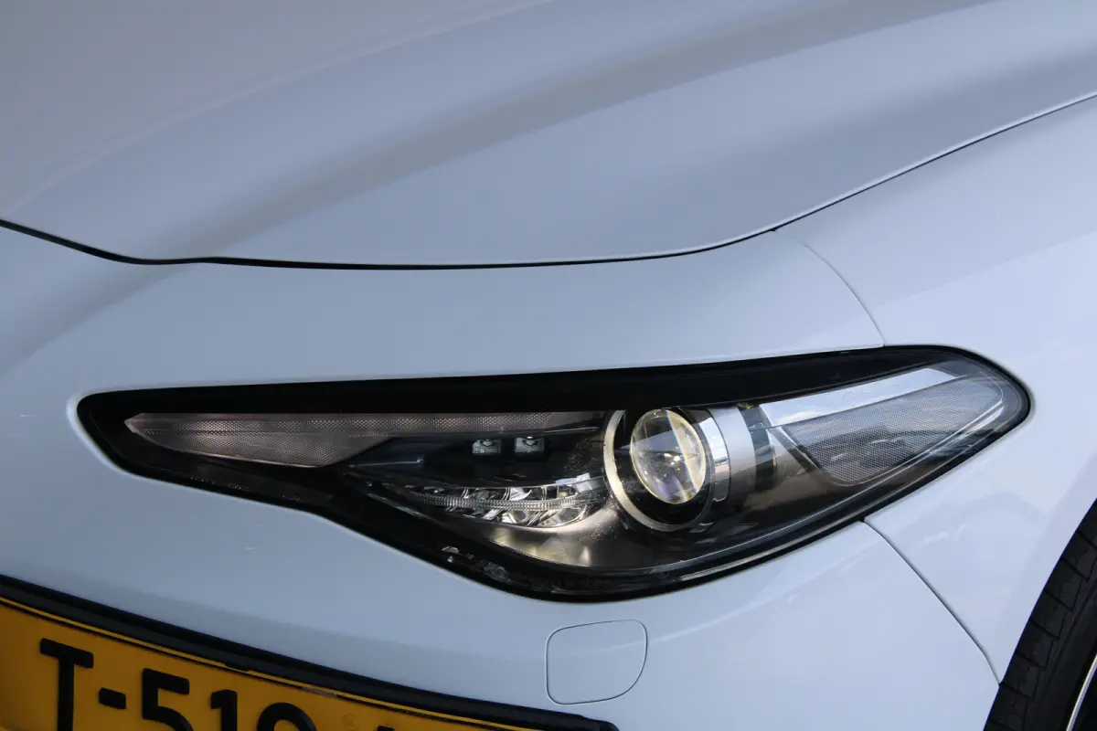 2.0T | 19` lichtmetalen velgen | Climate control | Keyless start | Cruise control