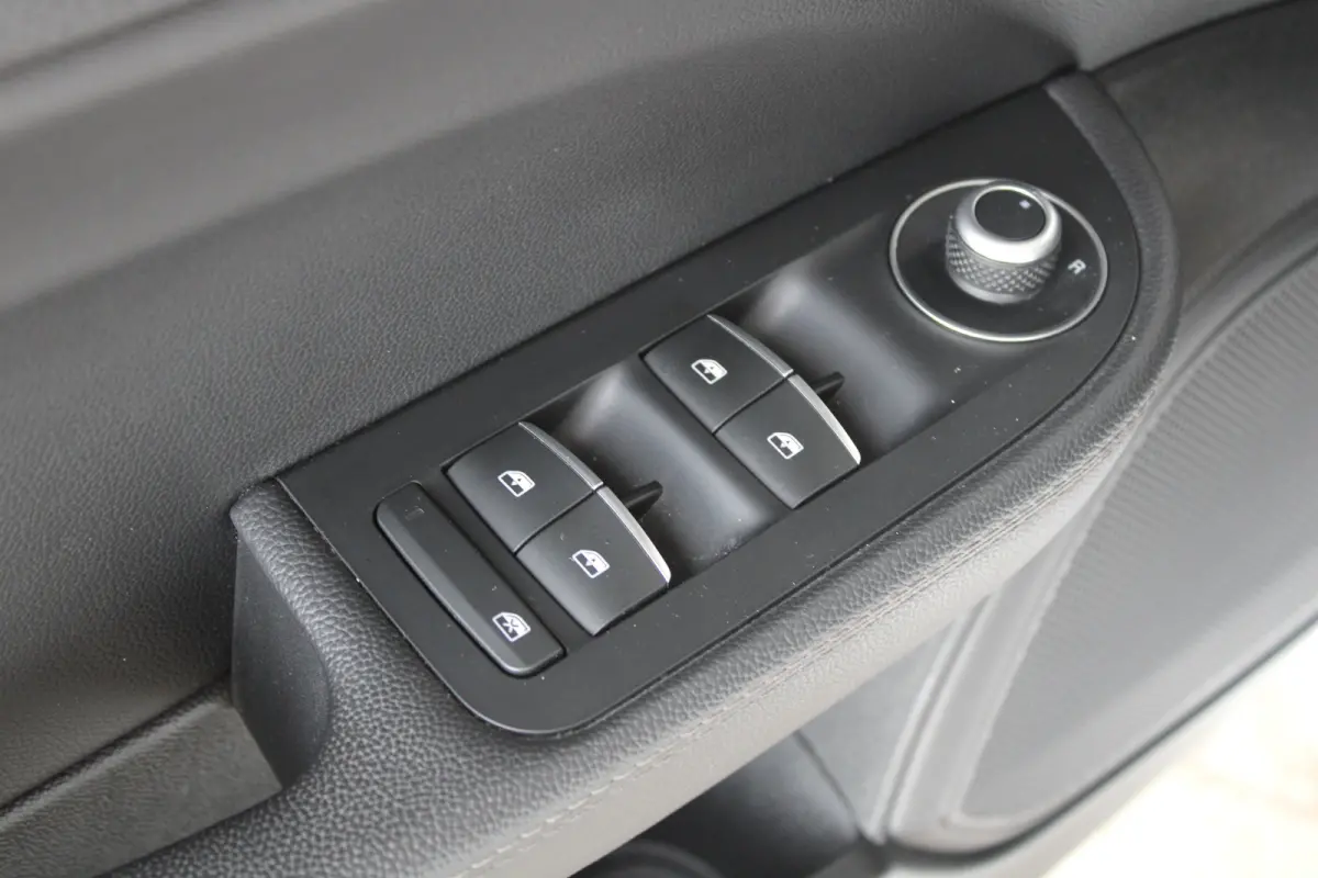 2.0T | 19` lichtmetalen velgen | Climate control | Keyless start | Cruise control