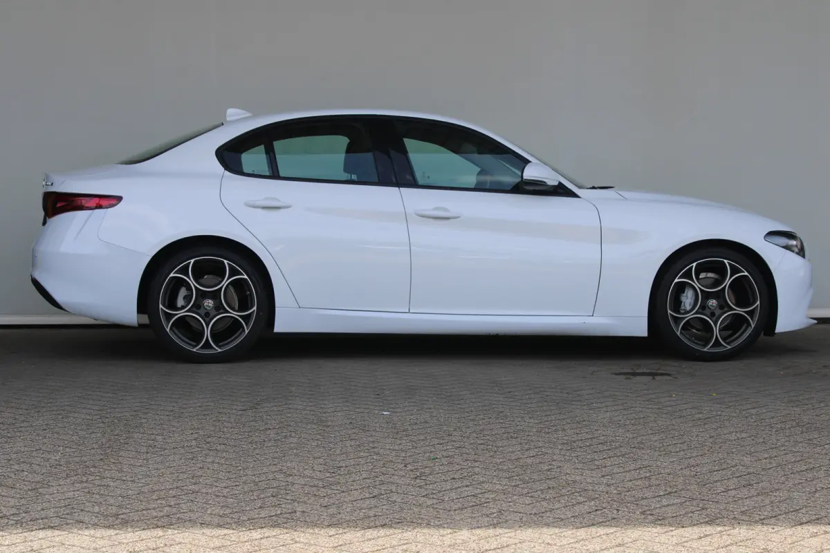 2.0T | 19` lichtmetalen velgen | Climate control | Keyless start | Cruise control