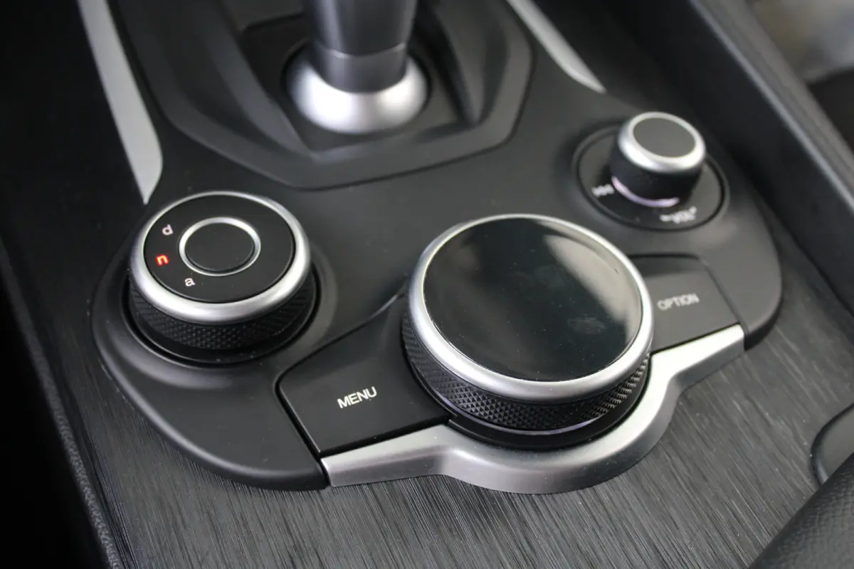 2.0T | 19` lichtmetalen velgen | Climate control | Keyless start | Cruise control