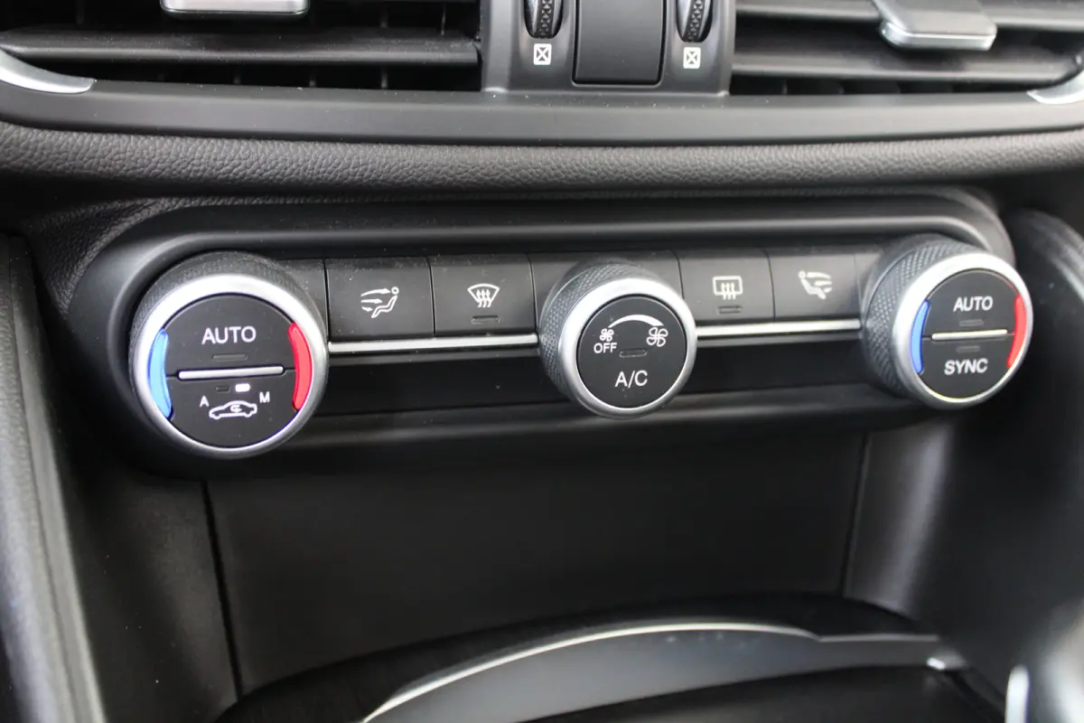 2.0T | 19` lichtmetalen velgen | Climate control | Keyless start | Cruise control