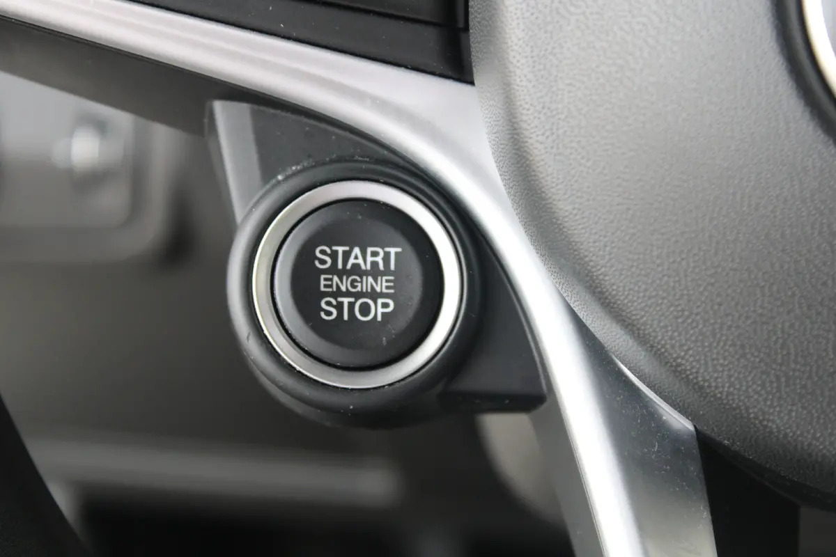 2.0T | 19` lichtmetalen velgen | Climate control | Keyless start | Cruise control