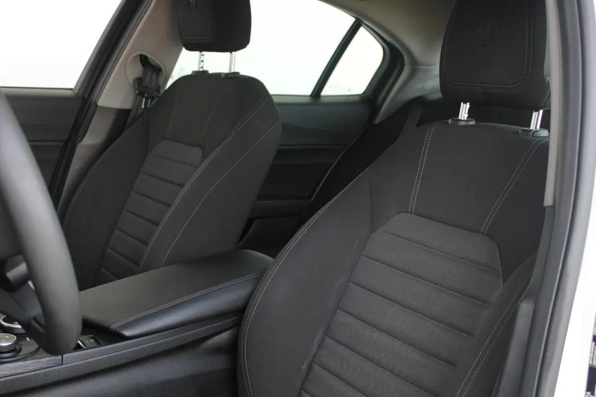 2.0T | 19` lichtmetalen velgen | Climate control | Keyless start | Cruise control
