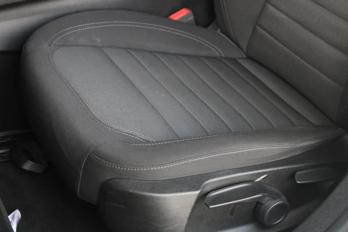 2.0T | 19` lichtmetalen velgen | Climate control | Keyless start | Cruise control