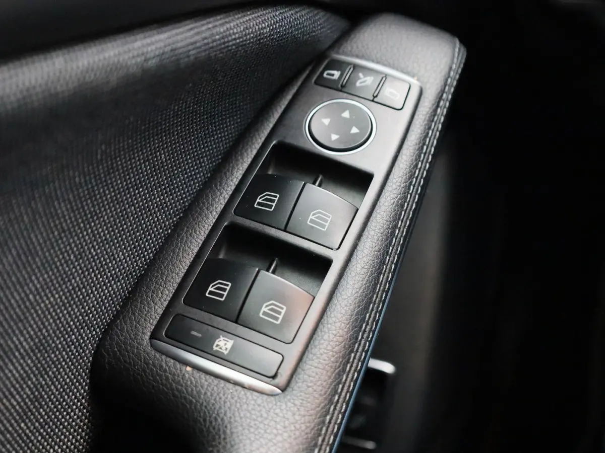180 Business Solution | ACHTERUITRIJCAMERA | HALF LEDER INTERIEUR | NAVIGATIE | CLIMATE CONTROL | PARKEERSENSOREN | STOELVERWARMING |