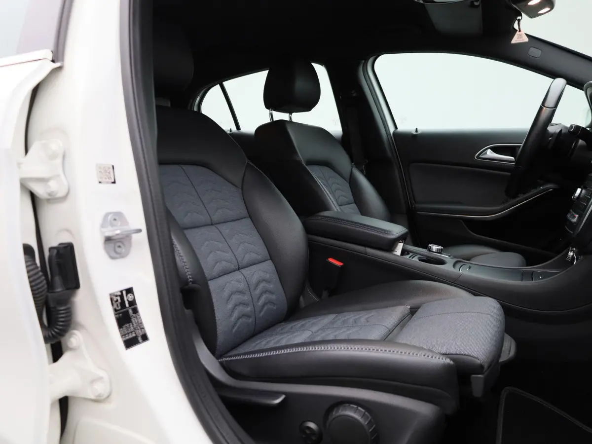 180 Business Solution | ACHTERUITRIJCAMERA | HALF LEDER INTERIEUR | NAVIGATIE | CLIMATE CONTROL | PARKEERSENSOREN | STOELVERWARMING |