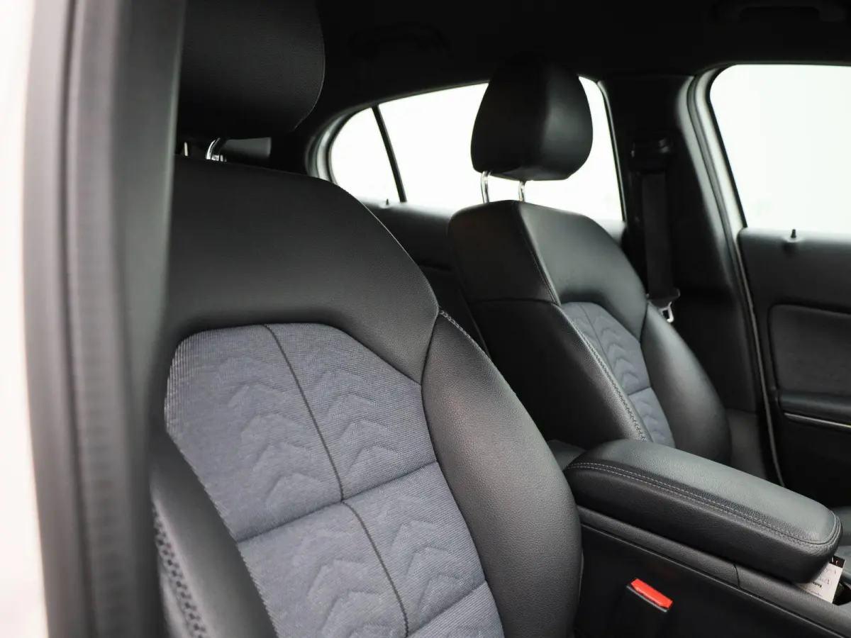 180 Business Solution | ACHTERUITRIJCAMERA | HALF LEDER INTERIEUR | NAVIGATIE | CLIMATE CONTROL | PARKEERSENSOREN | STOELVERWARMING |