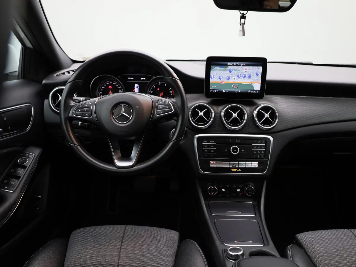 180 Business Solution | ACHTERUITRIJCAMERA | HALF LEDER INTERIEUR | NAVIGATIE | CLIMATE CONTROL | PARKEERSENSOREN | STOELVERWARMING |