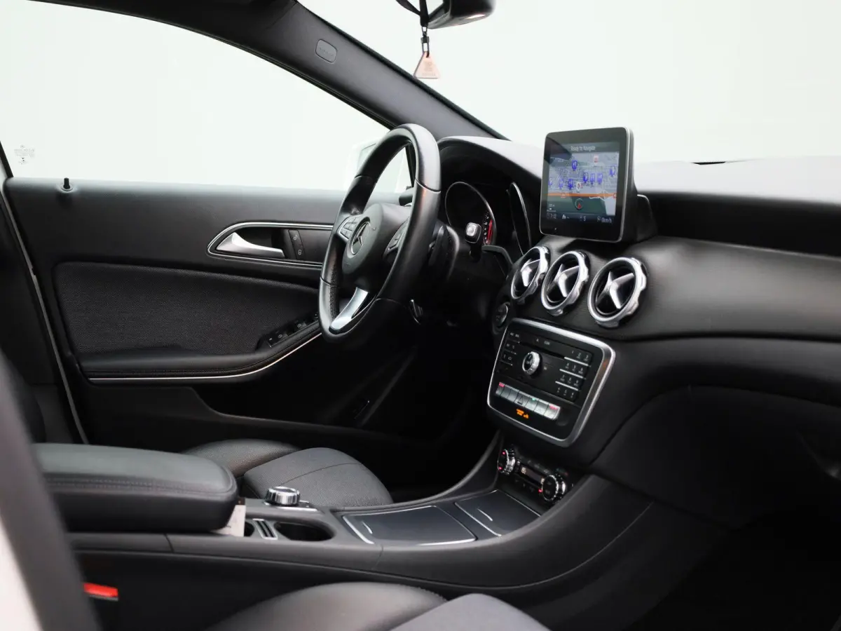 180 Business Solution | ACHTERUITRIJCAMERA | HALF LEDER INTERIEUR | NAVIGATIE | CLIMATE CONTROL | PARKEERSENSOREN | STOELVERWARMING |