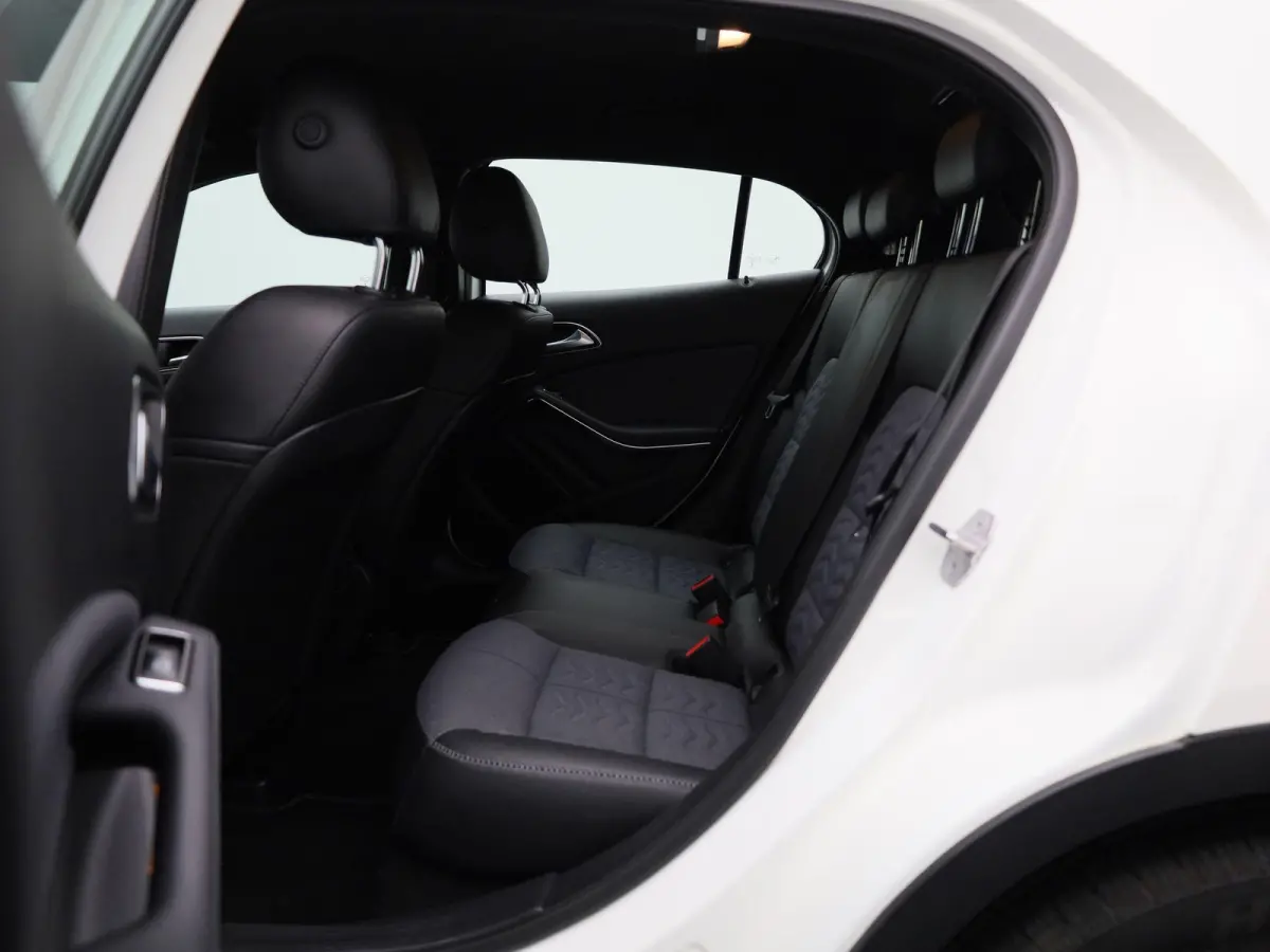 180 Business Solution | ACHTERUITRIJCAMERA | HALF LEDER INTERIEUR | NAVIGATIE | CLIMATE CONTROL | PARKEERSENSOREN | STOELVERWARMING |