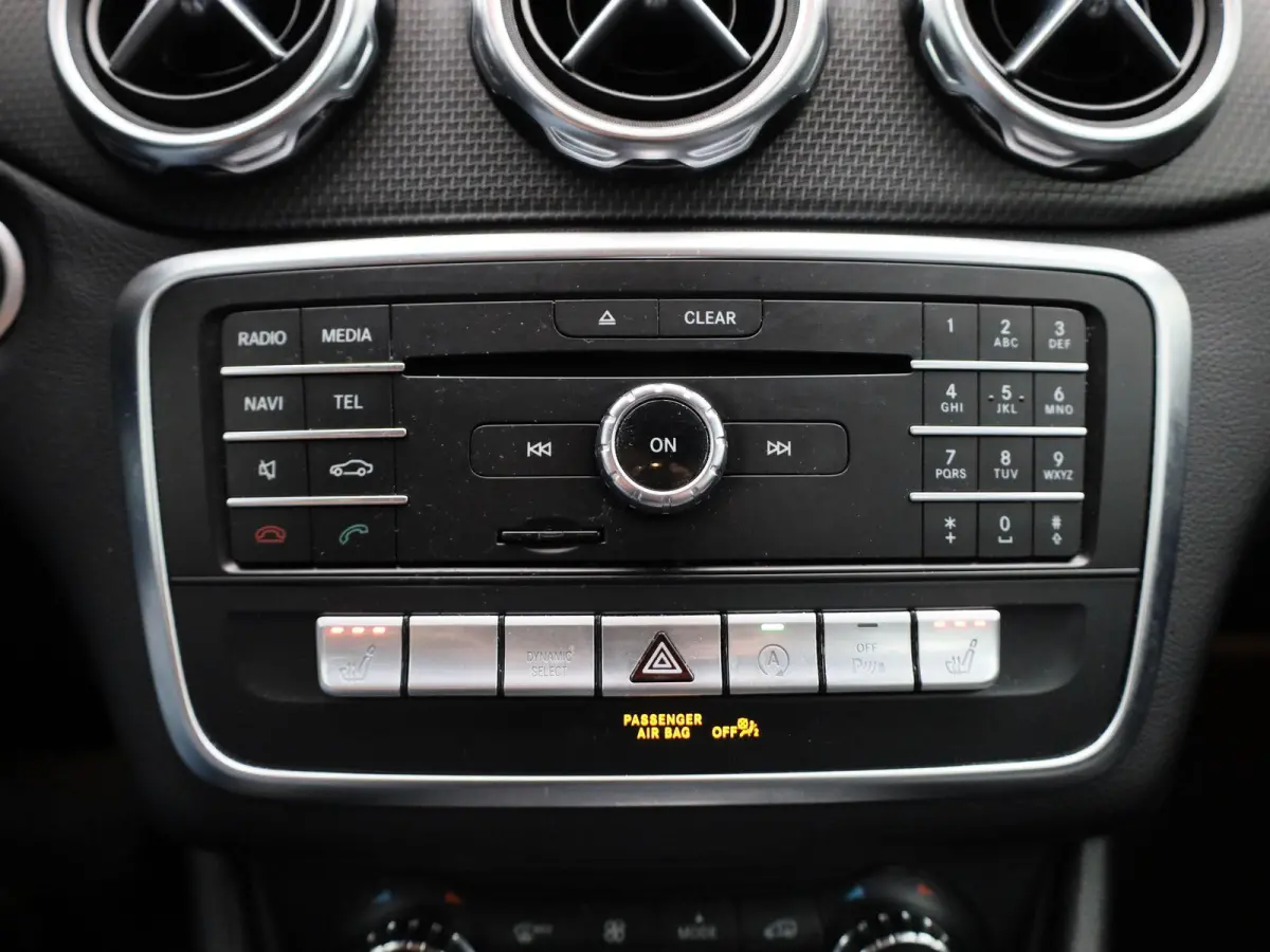 180 Business Solution | ACHTERUITRIJCAMERA | HALF LEDER INTERIEUR | NAVIGATIE | CLIMATE CONTROL | PARKEERSENSOREN | STOELVERWARMING |