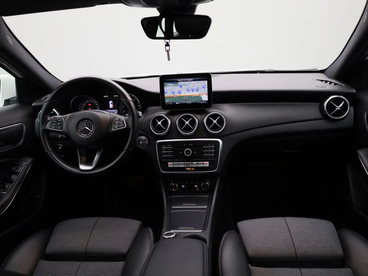 180 Business Solution | ACHTERUITRIJCAMERA | HALF LEDER INTERIEUR | NAVIGATIE | CLIMATE CONTROL | PARKEERSENSOREN | STOELVERWARMING |