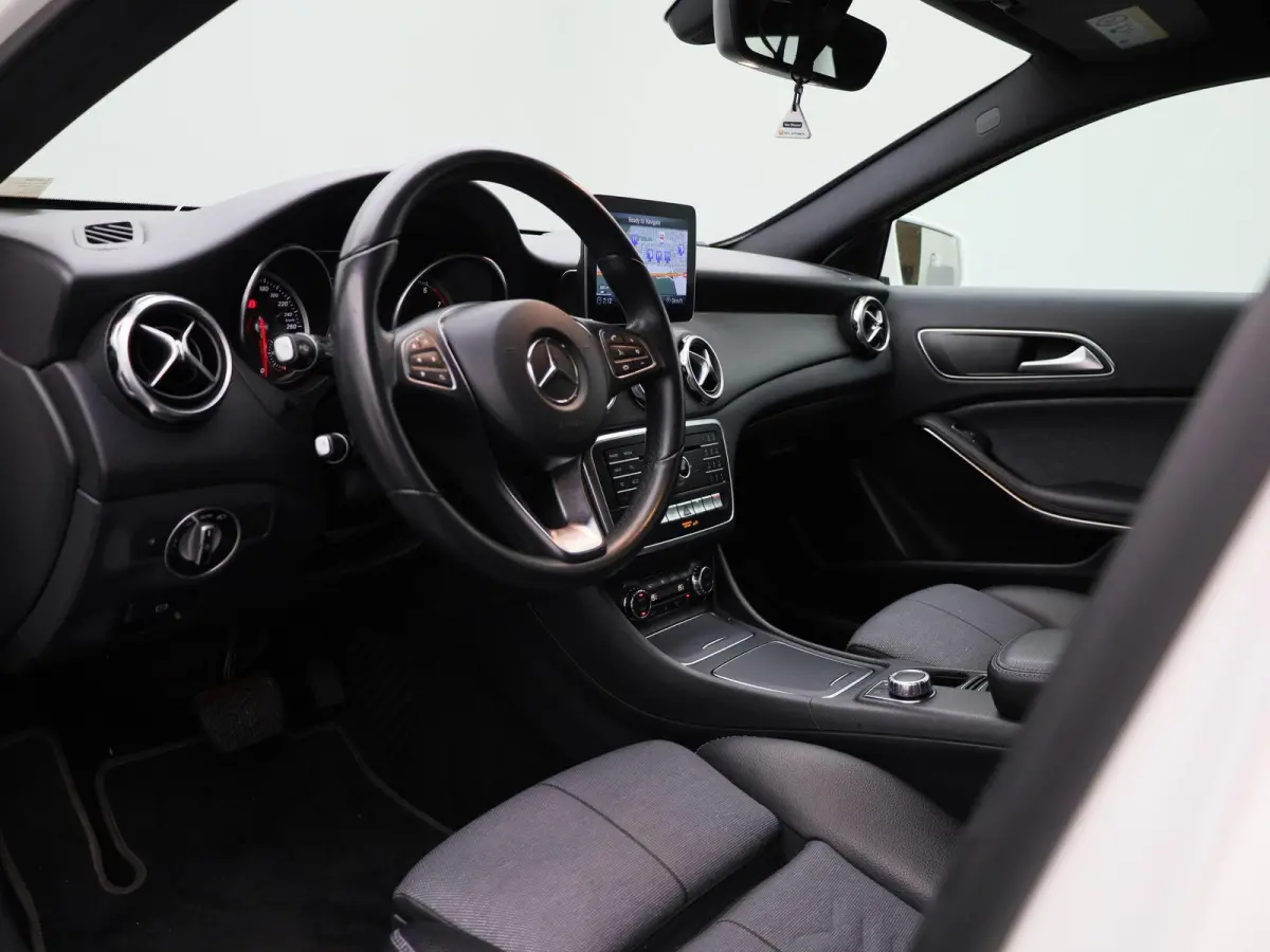 180 Business Solution | ACHTERUITRIJCAMERA | HALF LEDER INTERIEUR | NAVIGATIE | CLIMATE CONTROL | PARKEERSENSOREN | STOELVERWARMING |
