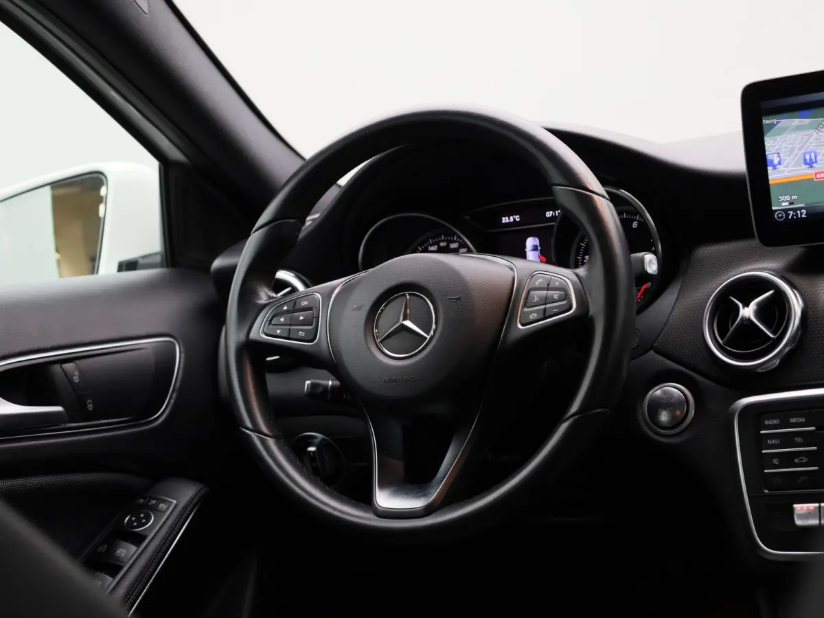 180 Business Solution | ACHTERUITRIJCAMERA | HALF LEDER INTERIEUR | NAVIGATIE | CLIMATE CONTROL | PARKEERSENSOREN | STOELVERWARMING |