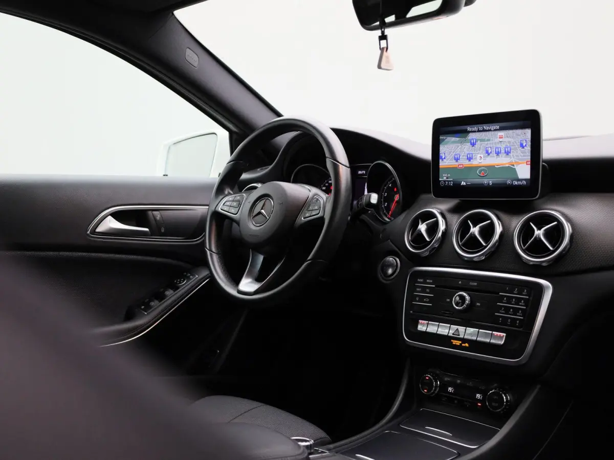 180 Business Solution | ACHTERUITRIJCAMERA | HALF LEDER INTERIEUR | NAVIGATIE | CLIMATE CONTROL | PARKEERSENSOREN | STOELVERWARMING |