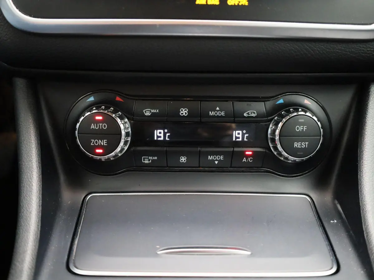 180 Business Solution | ACHTERUITRIJCAMERA | HALF LEDER INTERIEUR | NAVIGATIE | CLIMATE CONTROL | PARKEERSENSOREN | STOELVERWARMING |