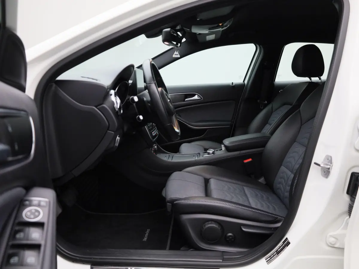 180 Business Solution | ACHTERUITRIJCAMERA | HALF LEDER INTERIEUR | NAVIGATIE | CLIMATE CONTROL | PARKEERSENSOREN | STOELVERWARMING |