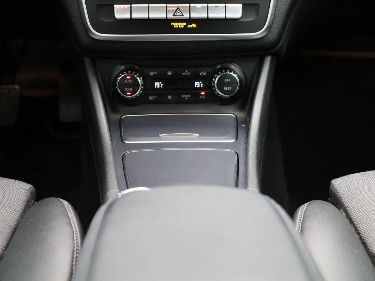 180 Business Solution | ACHTERUITRIJCAMERA | HALF LEDER INTERIEUR | NAVIGATIE | CLIMATE CONTROL | PARKEERSENSOREN | STOELVERWARMING |