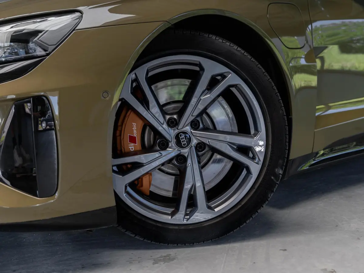 GT 93 kWh B&O Panodak 21'